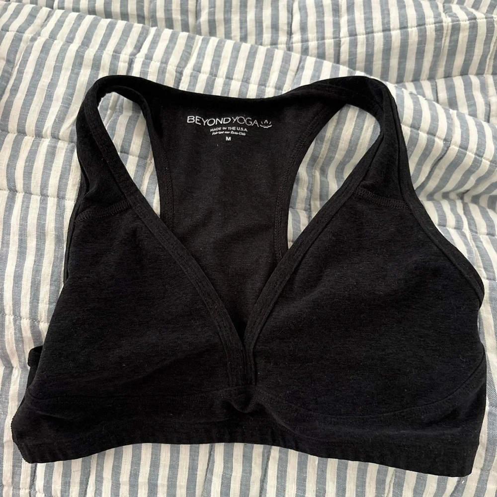 Beyond Yoga Spacedye Lift Your Spirits Sports Bra in Darkest Night M - Picture 3 of 4